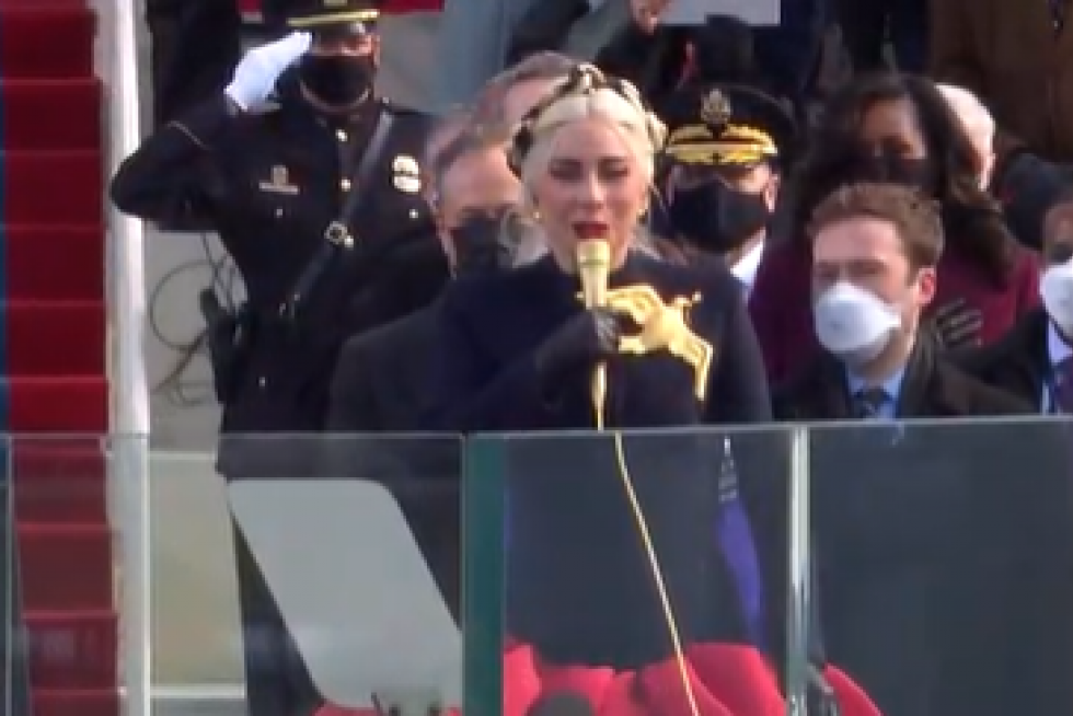 Lady Gaga canta el himno de EE. UU.