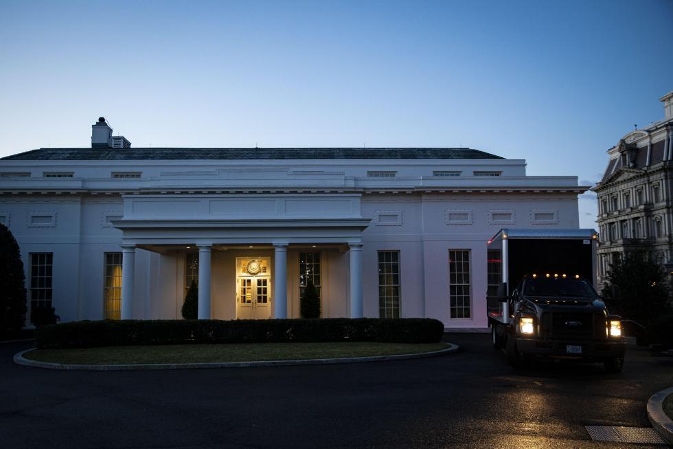 Washington (United States), 20/01/2021.- A moving truck departs outside of the West Wing of the White House at dawn, before US President Donald J. Trump departure and Joe Biden being sworn in as US President, in Washington, DC, USA, 20 January 2021. (Estados Unidos) EFE/EPA/AL DRAGO / POOL US Presidential inauguration
