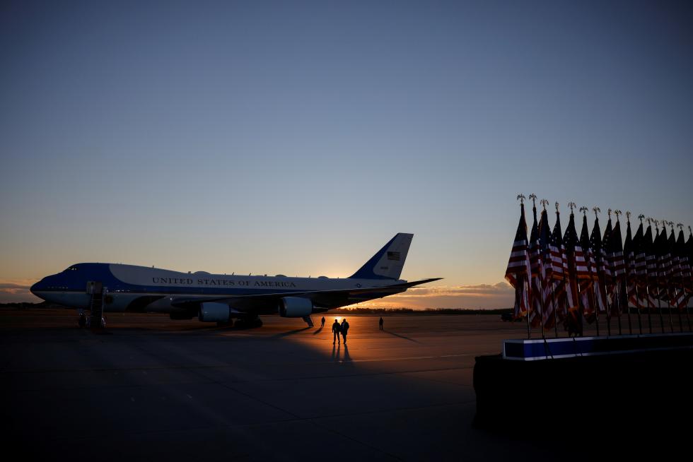 Washington (United States), 20/01/2021.- Marine One lands at the White House to take outgoing US President Donald J. Trump to Joint Base Andrews prior to the inaugural ceremony for President-elect Joe Biden and Vice President-elect Kamala Harris on the West Front of the U.S. Capitol in Washington, DC, USA, 20 January 2021. Biden won the 03 November 2020 election to become the 46th President of the United States of America. (Estados Unidos) EFE/EPA/ERIK S. LESSER US Presidential inauguration, preparations