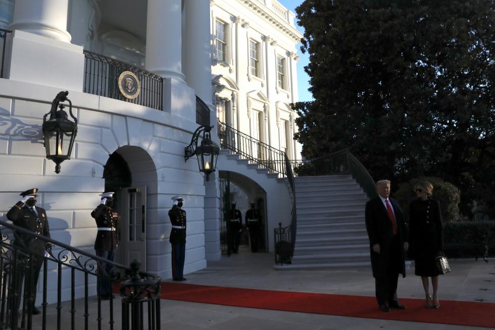 Washington (United States), 20/01/2021.- A moving truck departs outside of the West Wing of the White House at dawn in Washington, DC, USA, 20 January 2021, on the morning of the US Presidential inauguration. Joe Biden won the 03 November 2020 election to become the 46th President of the United States of America. (Estados Unidos) EFE/EPA/AL DRAGO / POOL VIA CNP US Presidential inauguration, Trump departure