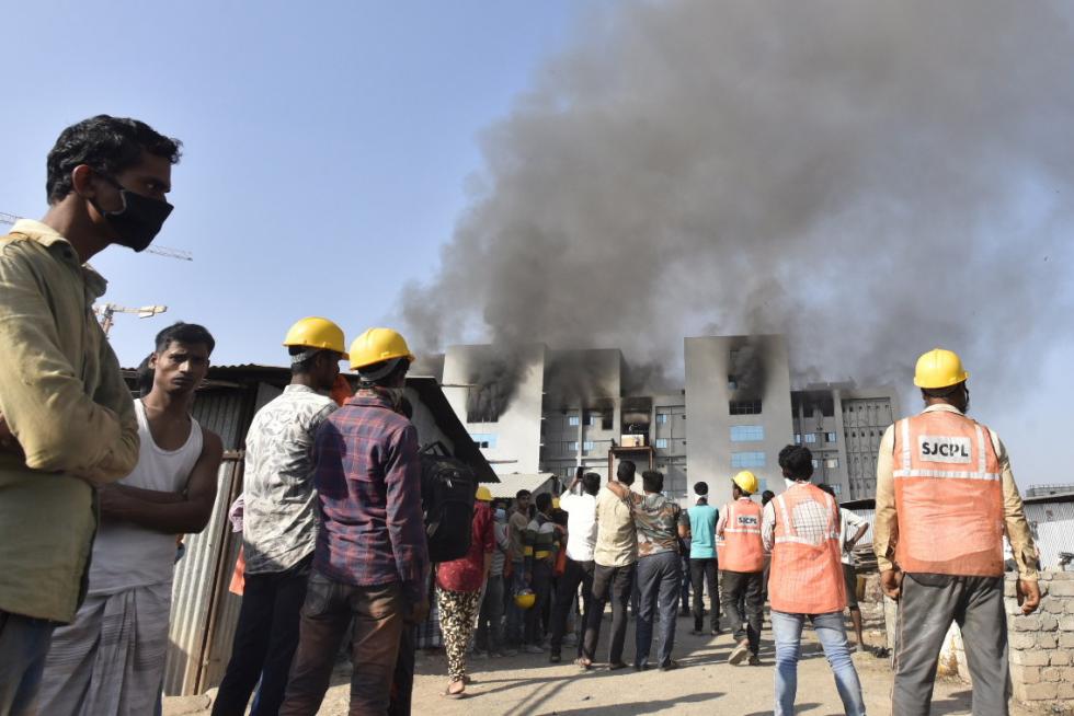 Pune (India), 21/01/2021.- Indian workers try to extinguish a fire at a building of the Covid vaccine-maker Serum Institute of India's Pune facility in Pune Maharashtra, India, 21 January 2021. A massive fire broke out in one of an under construction building of the facility which is spread over 100 acres and no damage and causality reported as many fire engines reached the spot. (Cine, Incendio, Estados Unidos) EFE/EPA/STR Fire at the Serum Institute of India's Pune facility in India