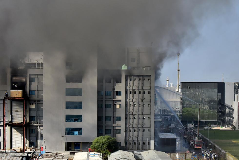 Pune (India), 21/01/2021.- Indian workers stand outside a building of the Covid vaccine-maker Serum Institute of India's Pune facility after a fire broke out in Pune Maharashtra, India, 21 January 2021. A massive fire broke out in one of an under construction building of the facility which is spread over 100 acres and no damage and causality reported as many fire engines reached the spot. (Cine, Incendio, Estados Unidos) EFE/EPA/STR Fire at the Serum Institute of India's Pune facility in India