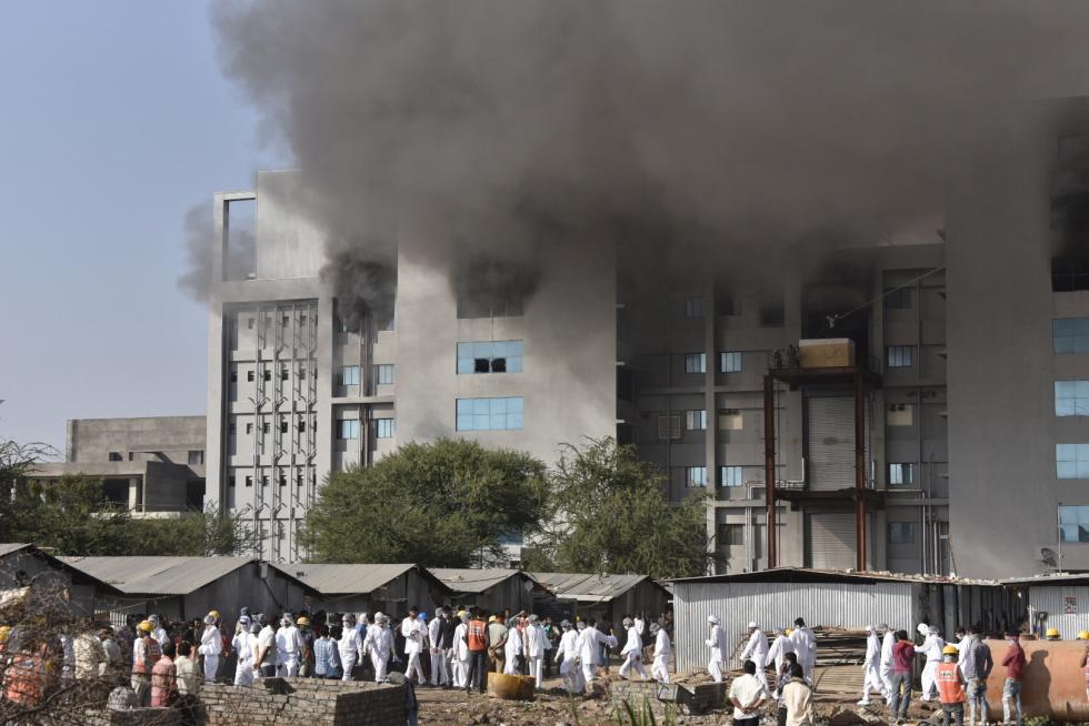 Pune (India), 21/01/2021.- Smoke and flames rise from a building of the Covid vaccine-maker Serum Institute of India's Pune facility in Pune Maharashtra, India, 21 January 2021. A massive fire broke out in one of an under construction building of the facility which is spread over 100 acres and no damage and causality reported as many fire engines reached the spot. (Cine, Incendio, Estados Unidos) EFE/EPA/STR Fire at the Serum Institute of India's Pune facility in India
