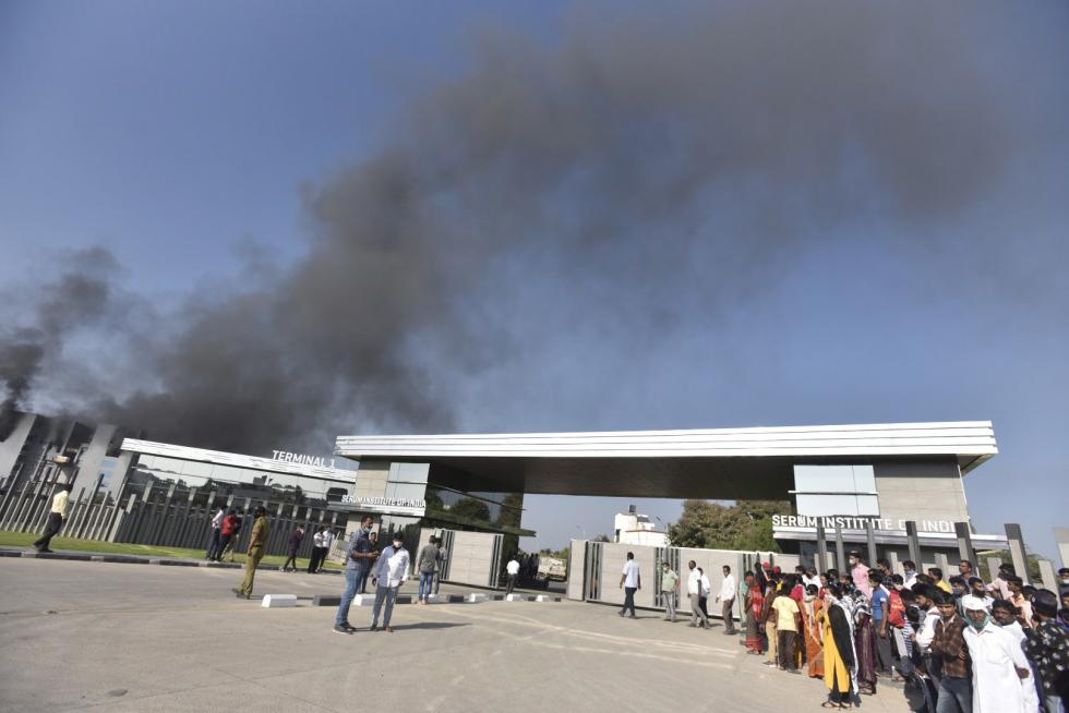Pune (India), 21/01/2021.- Firefighters try to extinguish a fire at a building of the Covid vaccine-maker Serum Institute of India's Pune facility in Pune Maharashtra, India, 21 January 2021. A massive fire broke out in one of an under construction building of the facility which is spread over 100 acres and no damage and causality reported as many fire engines reached the spot. (Cine, Incendio, Estados Unidos) EFE/EPA/STR Fire at the Serum Institute of India's Pune facility in India
