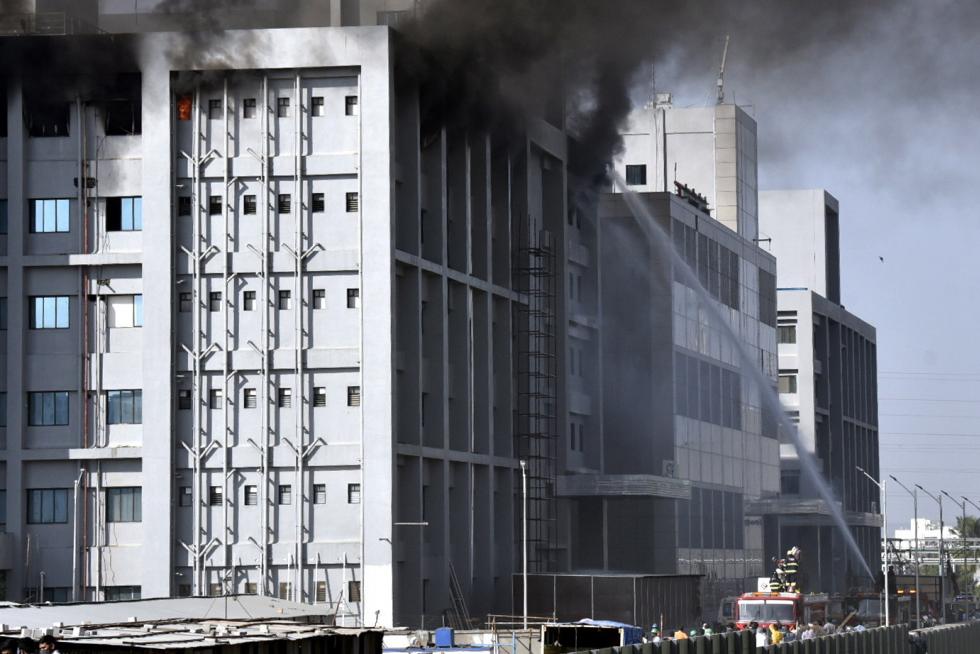 Pune (India), 21/01/2021.- Firefighters try to extinguish a fire at a building of the Covid vaccine-maker Serum Institute of India's Pune facility in Pune Maharashtra, India, 21 January 2021. A massive fire broke out in one of an under construction building of the facility which is spread over 100 acres and no damage and causality reported as many fire engines reached the spot. (Cine, Incendio, Estados Unidos) EFE/EPA/STR Fire at the Serum Institute of India's Pune facility in India