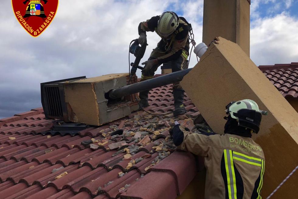 Bomberos de la DPZ han retirado dos chimeneas derribadas por el viento en Calatayud.