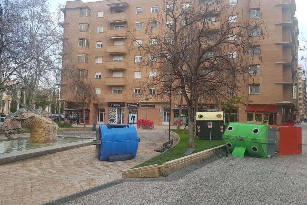 Contenedores tirados por el viento en Zaragoza