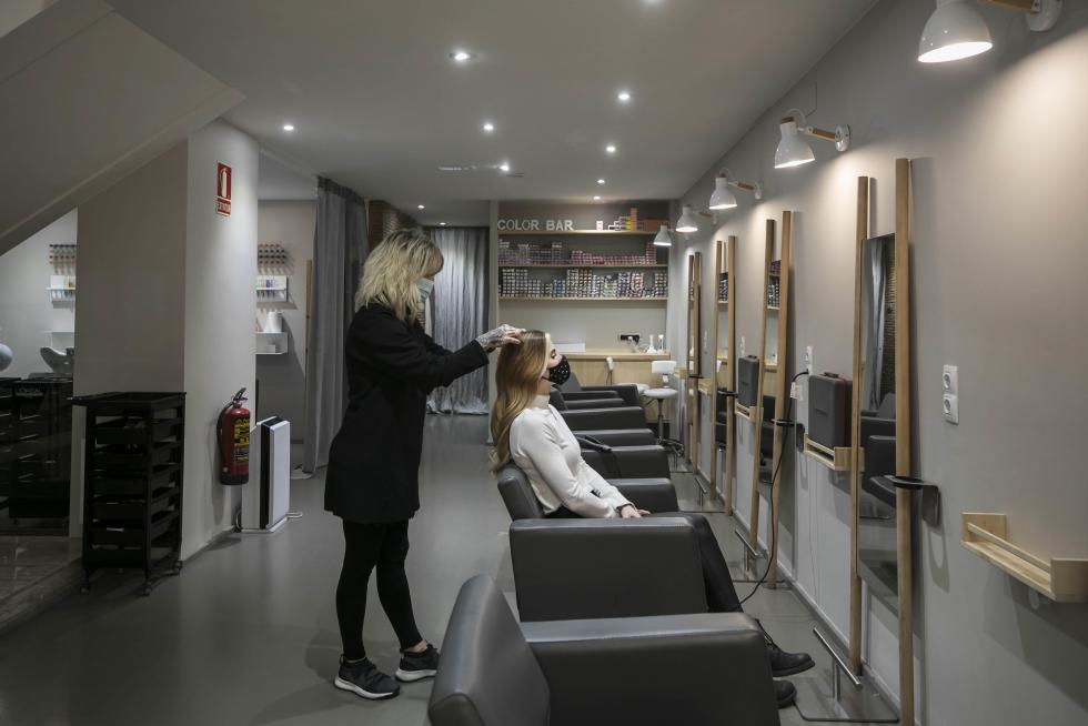 Peluquerías en Zaragoza que piden la bajada del IVA.