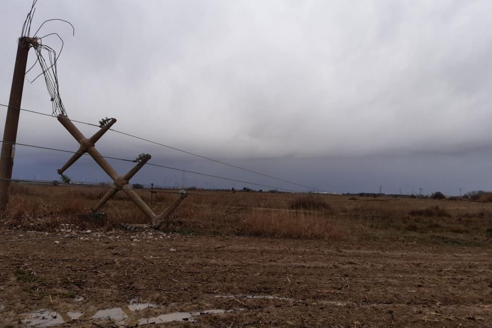 Torres eléctricas derribadas por el viento en la línea Almudévar-Tardienta.