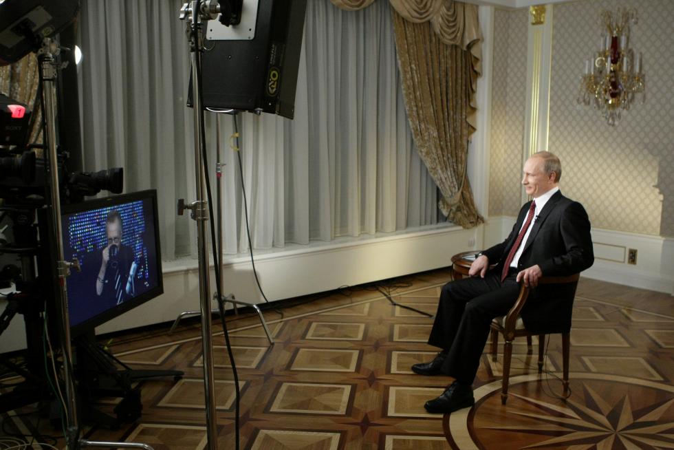 FILE PHOTO: Russian President Vladimir Putin shakes hands with Larry King before a taping of The PEOPLE-LARRY KING/
