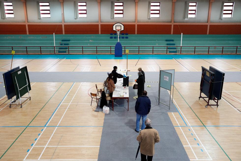 Lisbon (Portugal), 24/01/2021.- An official stands at a polling station during the presidential elections, in Lisbon, 24 January 2021. More than 10 million voters are to choose among the seven candidates for President of the Republic in elections in which abstention is the main adversary due to the covid-19 pandemic. (Elecciones, Lisboa) EFE/EPA/ANTONIO COTRIM Presidential elections in Portugal