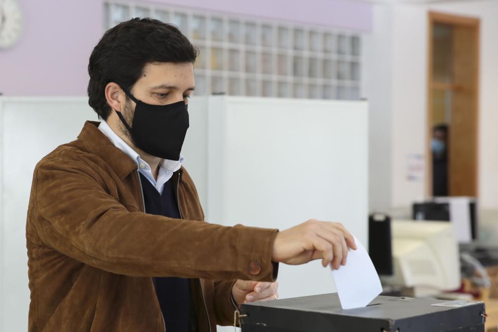 Coimbra (Portugal), 24/01/2021.- Left Block (BE) party presidential candidate Marisa Matias (R) casts her vote during the presidential elections at a polling station in Coimbra, Portugal, 24 January 2021. In these elections, more than 10 million voters are called upon to choose from among seven candidates, in which abstention could play a key role amid a national lockdown to quell the spreading of the coronavirus disease (COVID-19) pandemic. (Elecciones) EFE/EPA/PAULO NOVAIS Presidential elections in Portugal