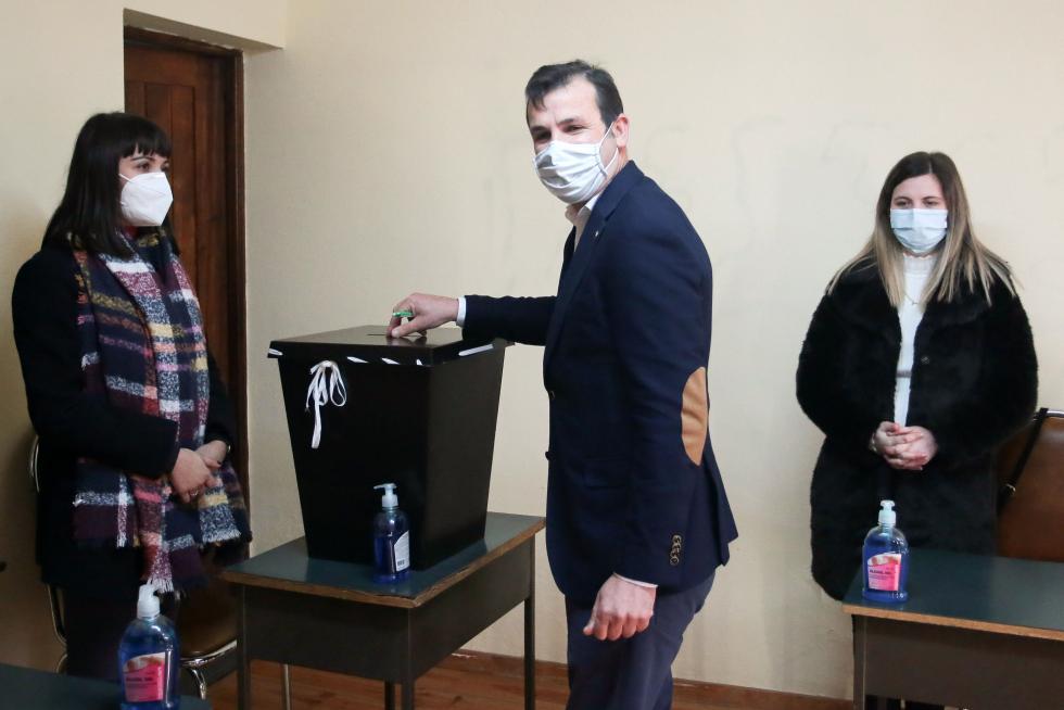 Lisbon (Portugal), 24/01/2021.- People wearing face masks stand in line outside a polling station waiting for their turn to cast their votes in the presidential elections, in Lisbon, Portugal, 24 January 2021. In these elections, more than 10 million voters are called upon to choose from among seven candidates, in which abstention could play a key role amid a national lockdown to quell the spreading of the coronavirus disease (COVID-19) pandemic. (Elecciones, Lisboa) EFE/EPA/MIGUEL A. LOPES Presidential elections in Portugal