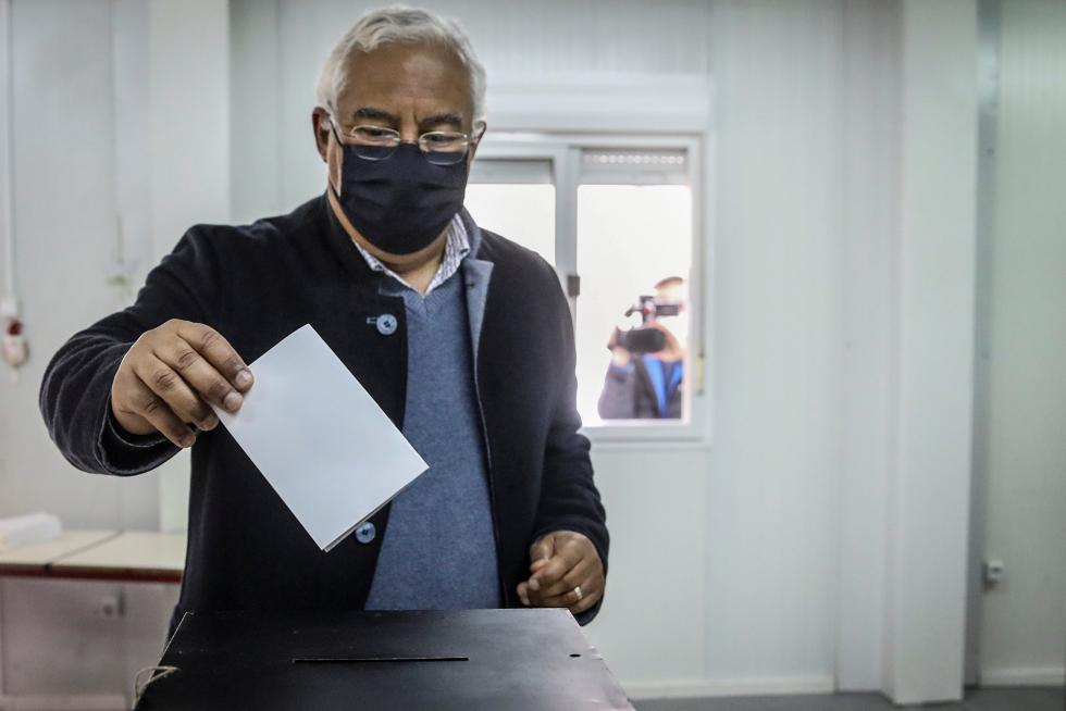 Penafiel (Portugal), 24/01/2021.- Presidential candidate Vitorino Silva (C) casts his vote in the presidential elections at a polling station in Rans, Penafiel, northern Portugal, 24 January 2021. In these elections, more than 10 million voters are called upon to choose from among seven candidates, in which abstention could play a key role amid a national lockdown to quell the spreading of the coronavirus disease (COVID-19) pandemic. (Elecciones) EFE/EPA/MANUEL FERNANDO ARAUJO Presidential elections in Portugal