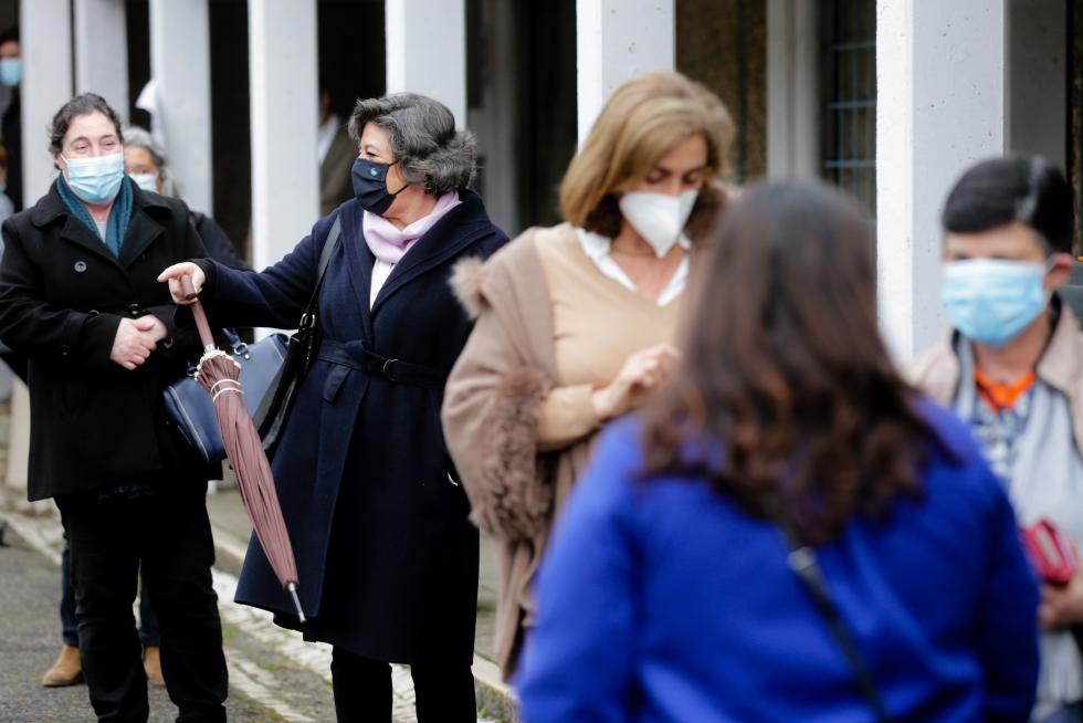 Lisboa (Portugal), 24/01/2021.- Presidential candidate Ana Gomes casts her ballot at a voting station during the presidential elections in Cascais, Portugal, 24 January 2021. According to reports, COVID-19 fatalities in Portugal, which now stand over 10,000, could play a major role in low voter turnout in the 2021 presidential elections. Portugal is currently under a second national lockdown, to quell the widespread of COVID-19. (Elecciones) EFE/EPA/TIAGO PETINGA Presidential elections in Portugal
