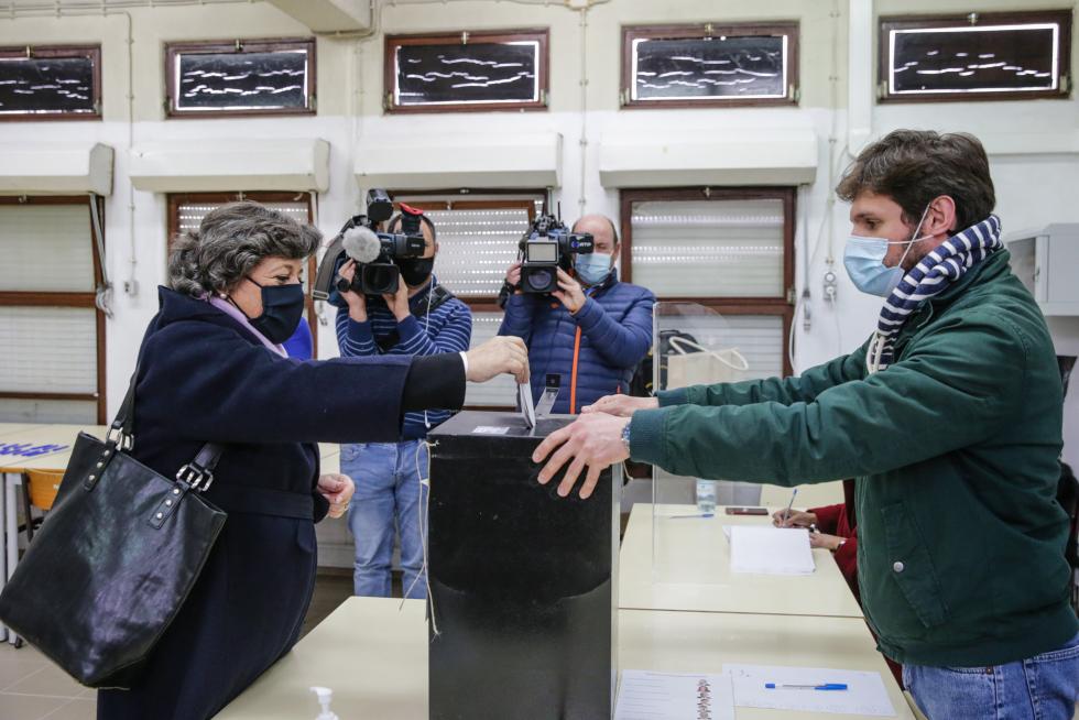 Lisboa (Portugal), 24/01/2021.- Presidential candidate Ana Gomes (C) waits in the queue to cast her vote at a voting station during the presidential elections in Cascais, Portugal, 24 January 2021. According to reports, COVID-19 fatalities in Portugal, which now stand over 10,000, could play a major role in low voter turnout in the 2021 presidential elections. Portugal is currently under a second national lockdown, to quell the widespread of COVID-19. (Elecciones) EFE/EPA/TIAGO PETINGA Presidential elections in Portugal