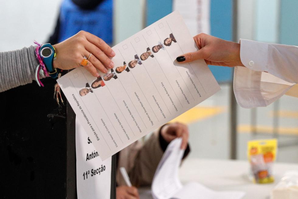 Lisboa (Portugal), 24/01/2021.- Presidential candidate Ana Gomes casts her ballot at a voting station during the presidential elections in Cascais, Portugal, 24 January 2021. According to reports, COVID-19 fatalities in Portugal, which now stand over 10,000, could play a major role in low voter turnout in the 2021 presidential elections. Portugal is currently under a second national lockdown, to quell the widespread of COVID-19. (Elecciones) EFE/EPA/TIAGO PETINGA Presidential elections in Portugal
