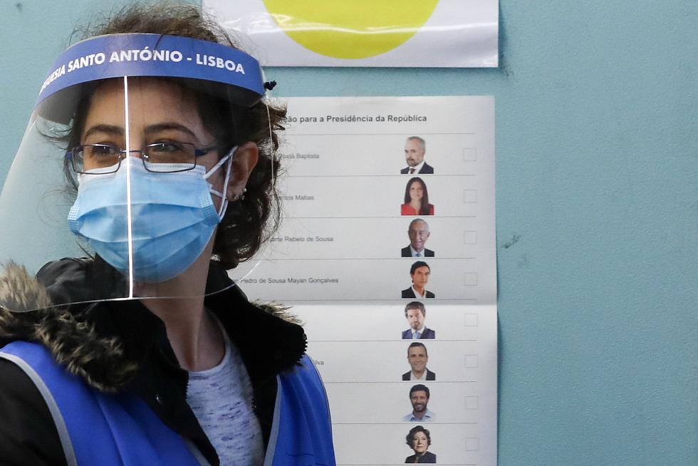 Lisboa (Portugal), 24/01/2021.- Presidential candidate Ana Gomes casts her ballot at a voting station during the presidential elections in Cascais, Portugal, 24 January 2021. According to reports, COVID-19 fatalities in Portugal, which now stand over 10,000, could play a major role in low voter turnout in the 2021 presidential elections. Portugal is currently under a second national lockdown, to quell the widespread of COVID-19. (Elecciones) EFE/EPA/TIAGO PETINGA Presidential elections in Portugal