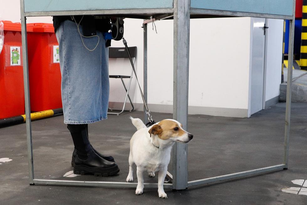 Lisboa (Portugal), 24/01/2021.- Presidential candidate Ana Gomes casts her ballot at a voting station during the presidential elections in Cascais, Portugal, 24 January 2021. According to reports, COVID-19 fatalities in Portugal, which now stand over 10,000, could play a major role in low voter turnout in the 2021 presidential elections. Portugal is currently under a second national lockdown, to quell the widespread of COVID-19. (Elecciones) EFE/EPA/TIAGO PETINGA Presidential elections in Portugal
