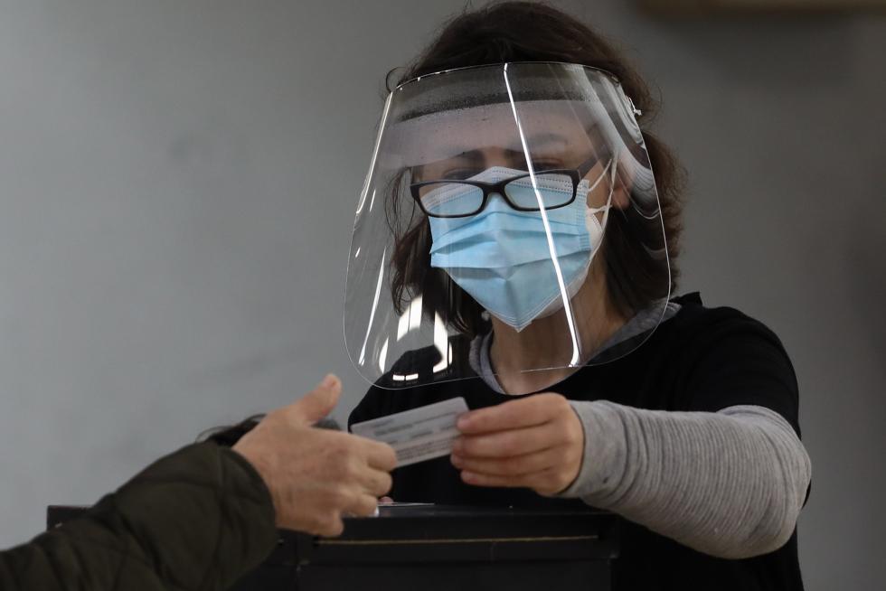 Lisboa (Portugal), 24/01/2021.- Presidential candidate Ana Gomes casts her ballot at a voting station during the presidential elections in Cascais, Portugal, 24 January 2021. According to reports, COVID-19 fatalities in Portugal, which now stand over 10,000, could play a major role in low voter turnout in the 2021 presidential elections. Portugal is currently under a second national lockdown, to quell the widespread of COVID-19. (Elecciones) EFE/EPA/TIAGO PETINGA Presidential elections in Portugal
