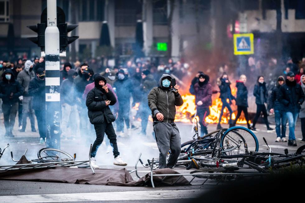Police clashes with anti-lockdown protesters