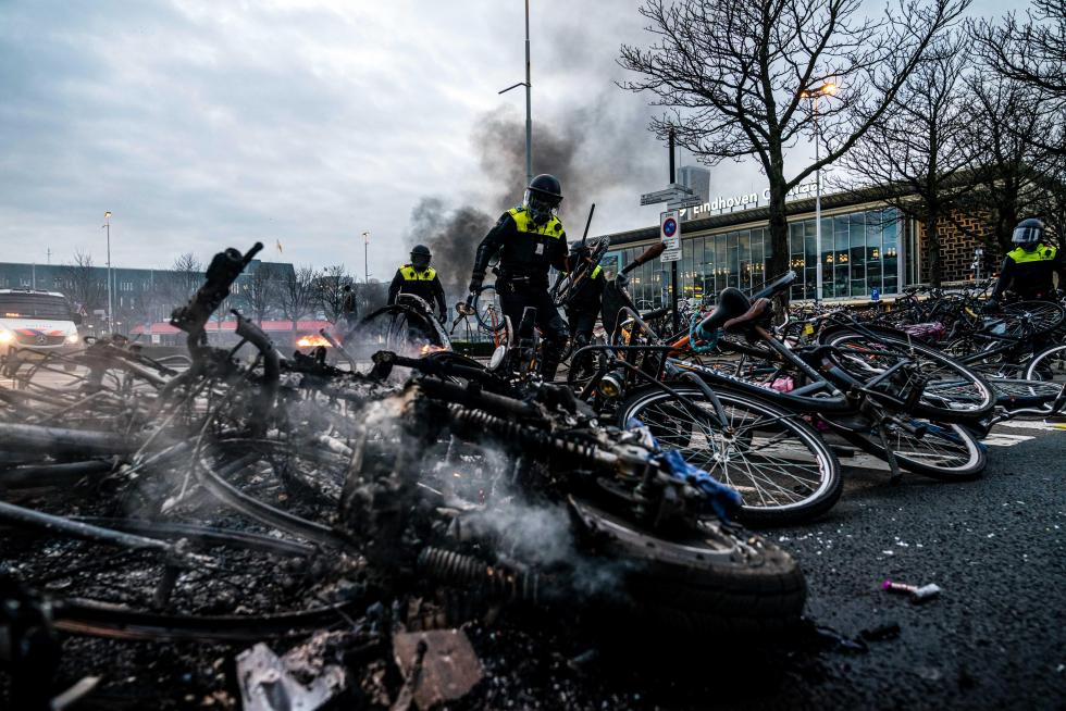Police clashes with anti-lockdown protesters