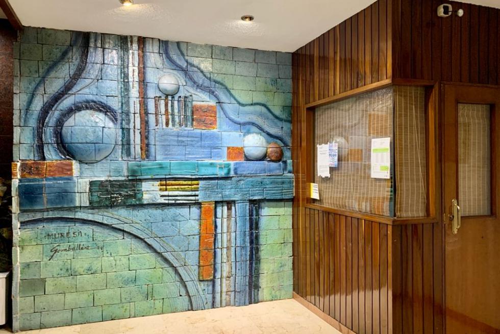 Mural del vestíbulo de Pedro Joaquín Soler 8, obra de José María González Ballesteros (Gomballest), para Muresa.