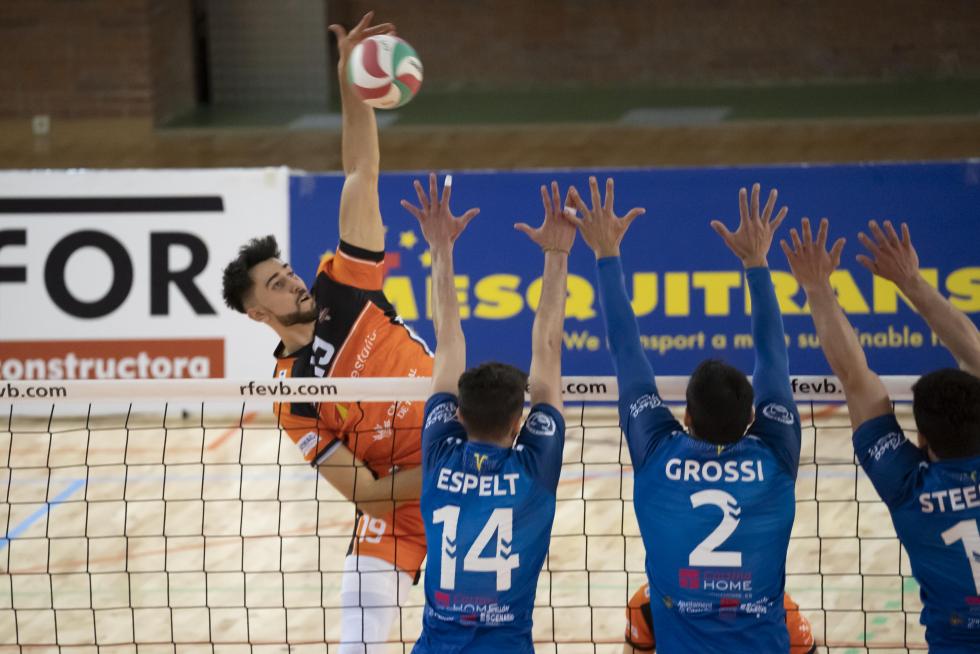 Partido de Superliga de voleibol entre CV Teruel y L,Illa Grau de Castellón en el pabellón Los Planos