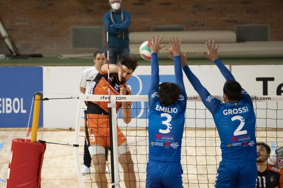 Partido de Superliga de voleibol entre CV Teruel y L,Illa Grau de Castellón en el pabellón Los Planos