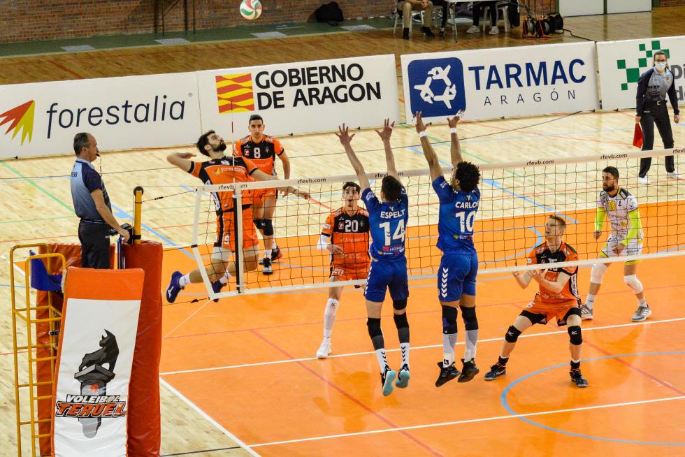 Partido de Superliga de voleibol entre CV Teruel y L,Illa Grau de Castellón en el pabellón Los Planos