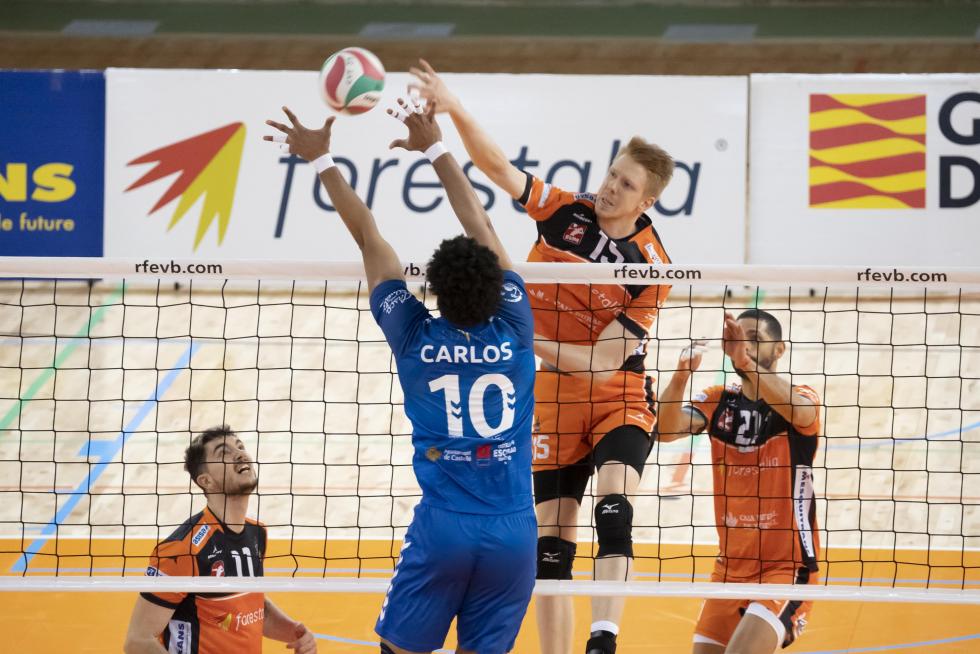 Partido de Superliga de voleibol entre CV Teruel y L,Illa Grau de Castellón en el pabellón Los Planos
