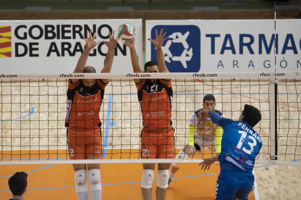 Partido de Superliga de voleibol entre CV Teruel y L,Illa Grau de Castellón en el pabellón Los Planos