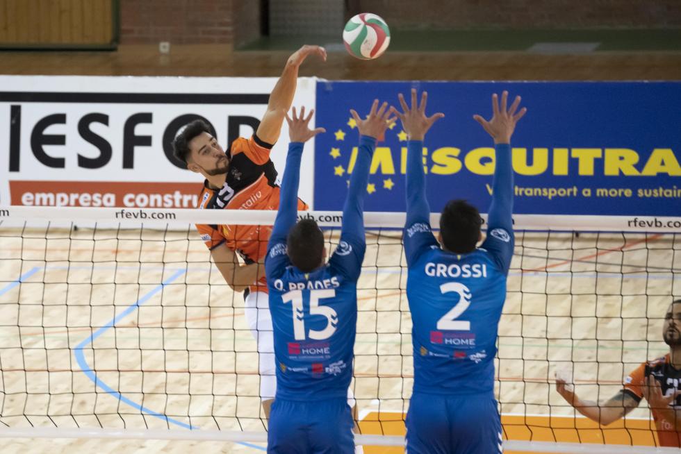 Partido de Superliga de voleibol entre CV Teruel y L,Illa Grau de Castellón en el pabellón Los Planos