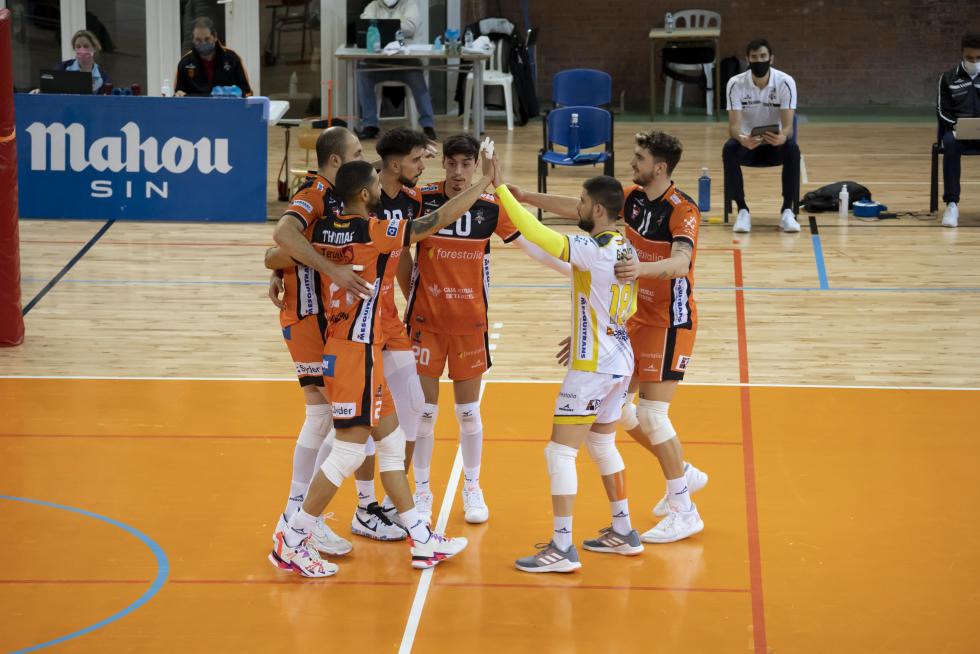 Partido de Superliga de voleibol entre CV Teruel y L,Illa Grau de Castellón en el pabellón Los Planos