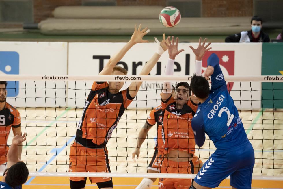 Partido de Superliga de voleibol entre CV Teruel y L,Illa Grau de Castellón en el pabellón Los Planos