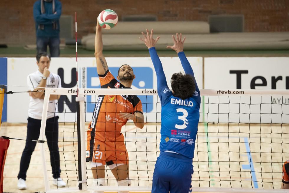 Partido de Superliga de voleibol entre CV Teruel y L,Illa Grau de Castellón en el pabellón Los Planos