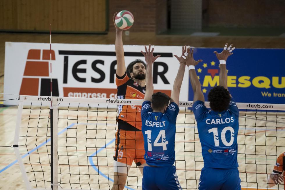 Partido de Superliga de voleibol entre CV Teruel y L,Illa Grau de Castellón en el pabellón Los Planos