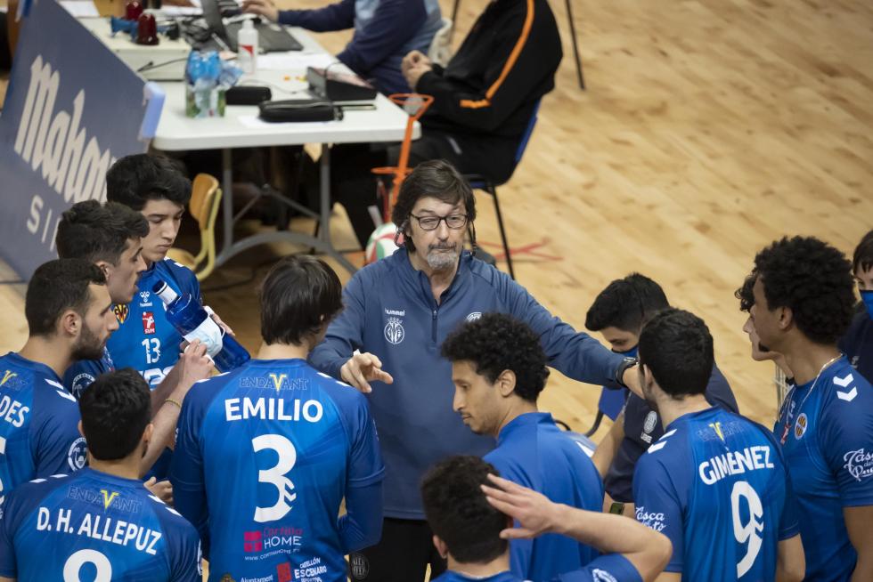Partido de Superliga de voleibol entre CV Teruel y L,Illa Grau de Castellón en el pabellón Los Planos