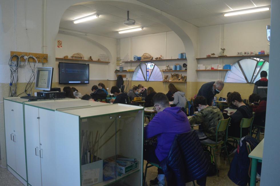 El IES Ramón y Caja de Huesca ha tenido que habilitar aulas en sitios de lo más insospechados ante la falta de espacio.