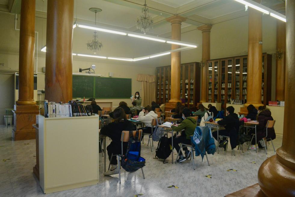 El IES Ramón y Caja de Huesca ha tenido que habilitar aulas en sitios de lo más insospechados ante la falta de espacio.