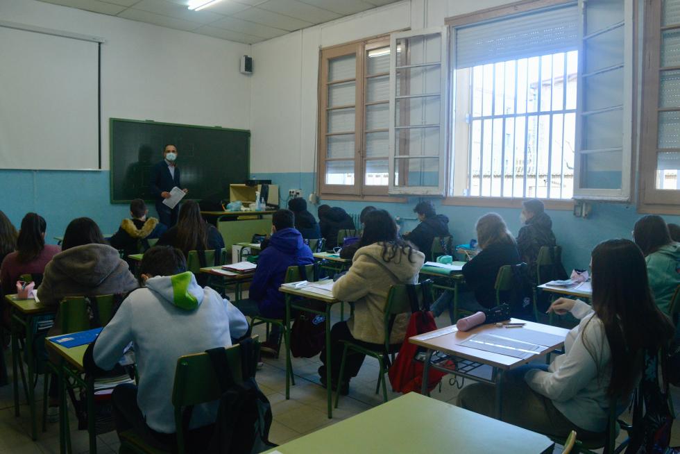 El IES Ramón y Caja de Huesca ha tenido que habilitar aulas en sitios de lo más insospechados ante la falta de espacio.