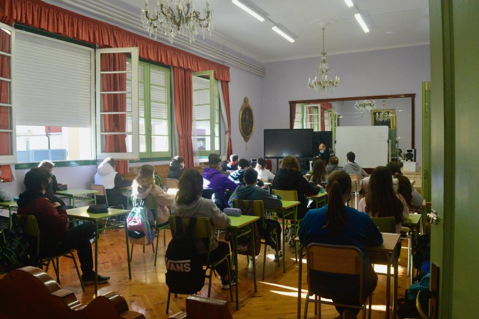 El IES Ramón y Caja de Huesca ha tenido que habilitar aulas en sitios de lo más insospechados ante la falta de espacio.