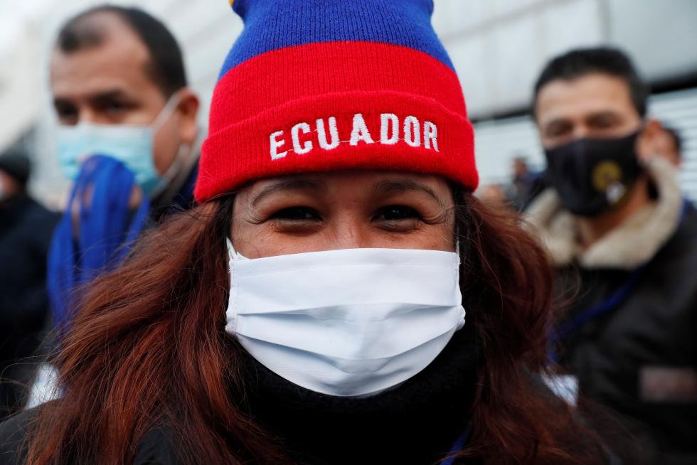 Ciudadanos ecuatorianos votan en las elecciones generales de su país en el palacio de cristal de la Casa de Campo en Madrid.