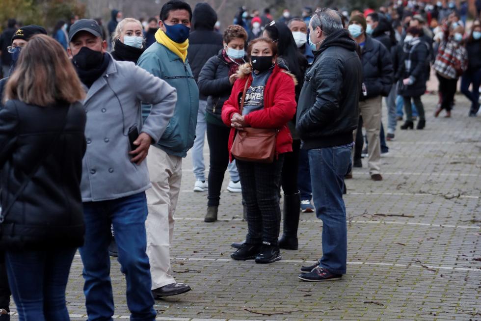 Ciudadanos ecuatorianos votan en las elecciones generales de su país en el palacio de cristal de la Casa de Campo en Madrid.