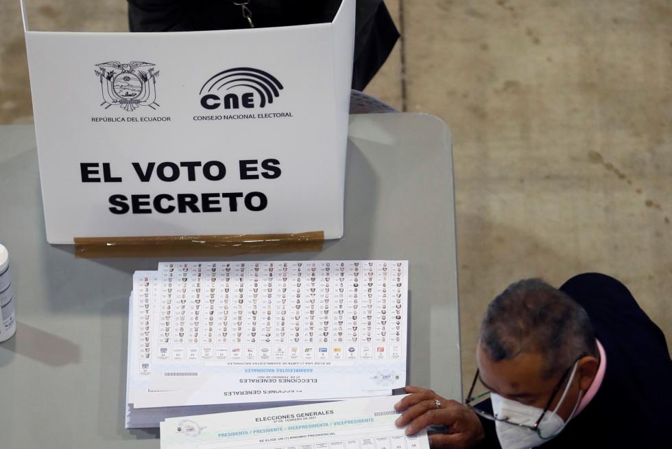 Ciudadanos ecuatorianos votan en las elecciones generales de su país en el palacio de cristal de la Casa de Campo en Madrid.