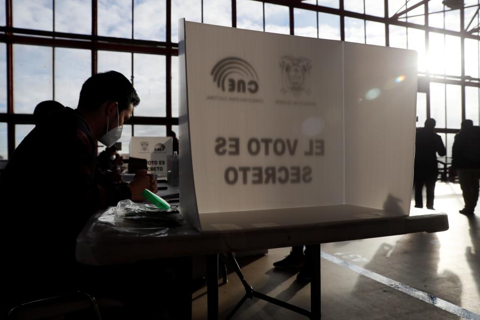Ciudadanos ecuatorianos votan en las elecciones generales de su país en el palacio de cristal de la Casa de Campo en Madrid.