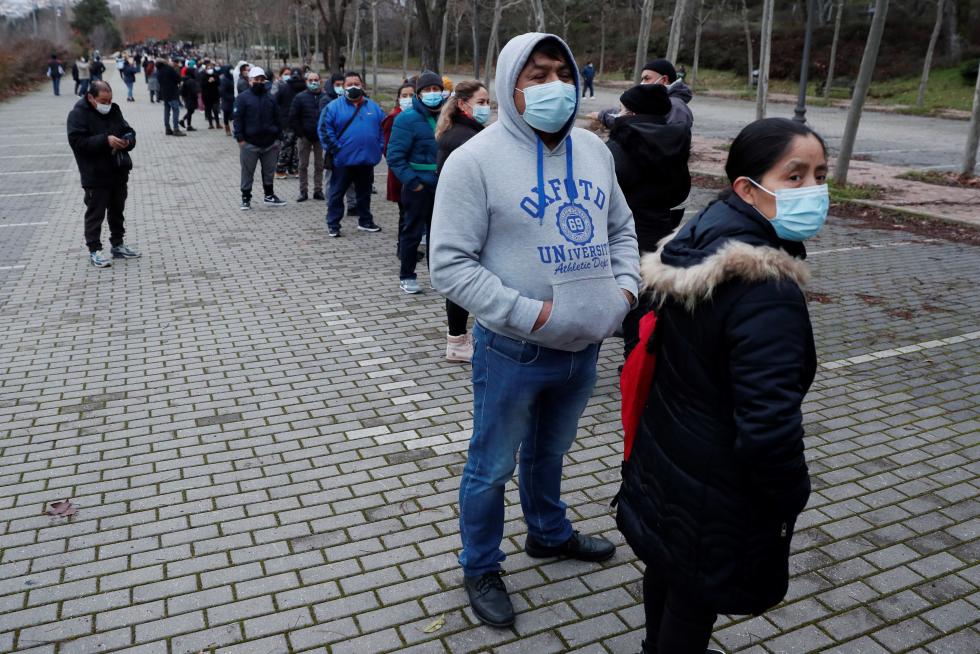 Ciudadanos ecuatorianos votan en las elecciones generales de su país en el palacio de cristal de la Casa de Campo en Madrid.