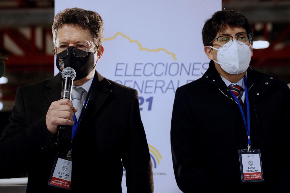 Ciudadanos ecuatorianos votan en las elecciones generales de su país en el palacio de cristal de la Casa de Campo en Madrid.