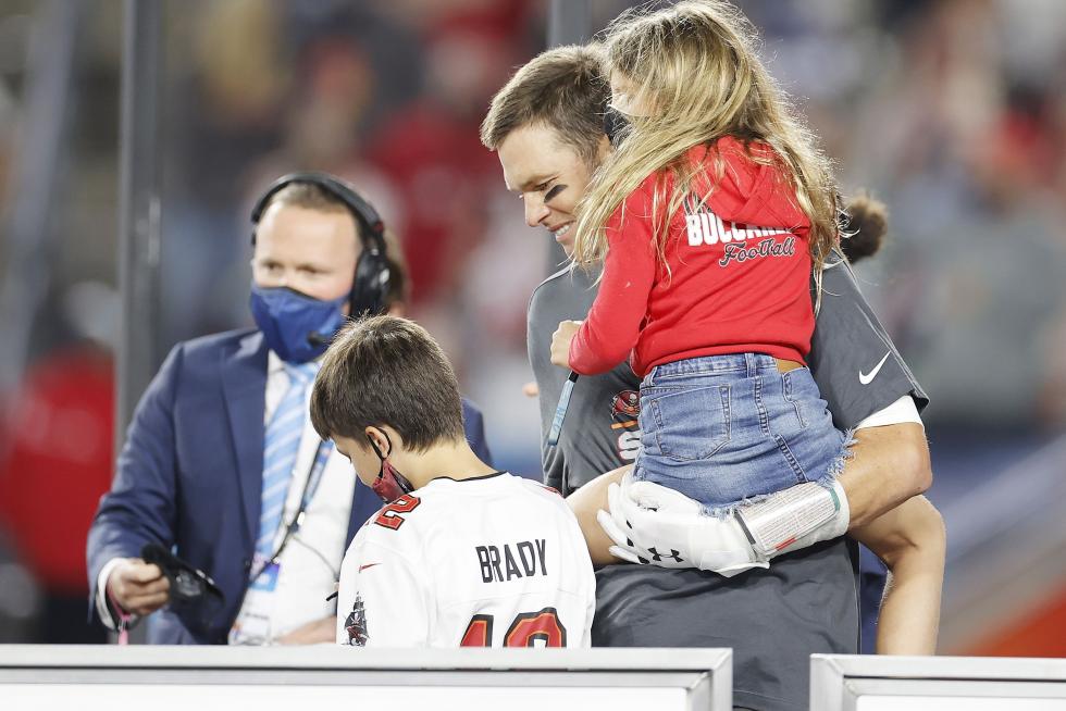 Tampa (United States), 07/02/2021.- A fan eludes security as he runs on the field as the Tampa Bay Buccaneers play the Kansas City Chiefs in the fourth quarter of the National Football League Super Bowl LV at Raymond James Stadium in Tampa, Florida, USA, 07 February 2021. (Estados Unidos) EFE/EPA/ERIK S. LESSER Super Bowl LV