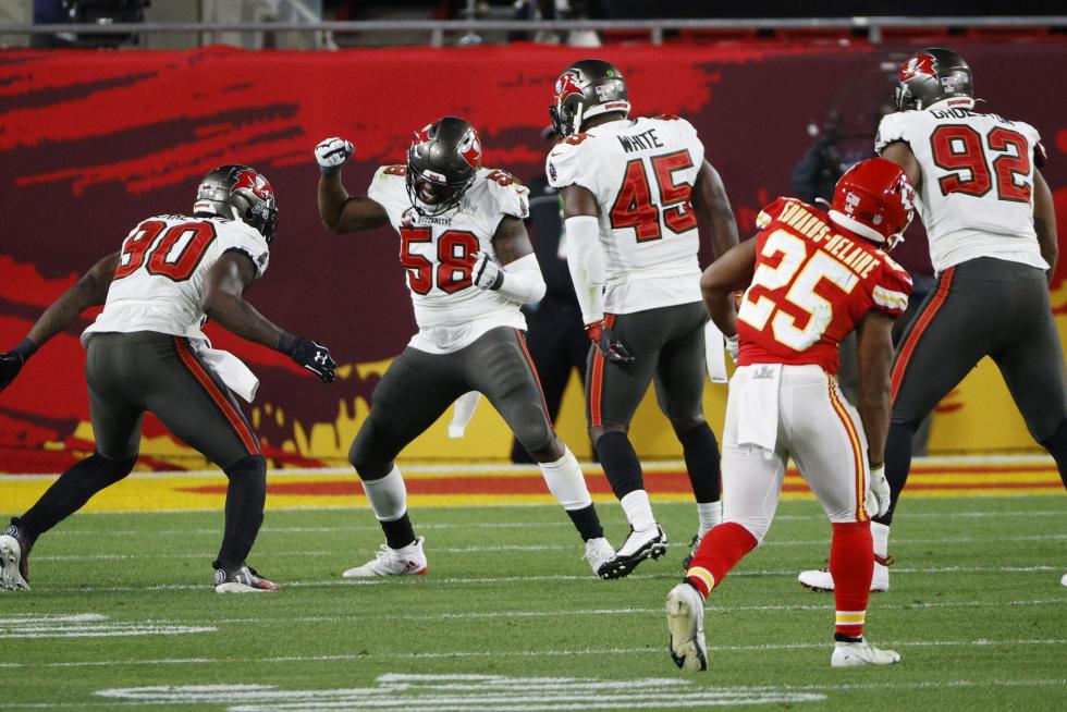 NFL Football - Super Bowl LV - Tampa Bay Buccaneers v Kansas City Chiefs - Raymond James Stadium, Tampa, Florida, U.S. - February 7, 2021 Tampa Bay Buccaneers fans inside the stadium wearing protective face masks due to the coronavirus disease (COVID-19) REUTERS/Eve Edelheit FOOTBALL-NFL-SUPERBOWL/